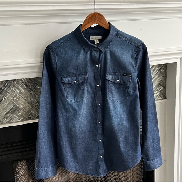 Calvin Klein Jeans Tops - CALVIN KLEIN JEANS Pearl Snap WESTERN MOD Lightweight CHAMBRAY SHIRT Top M